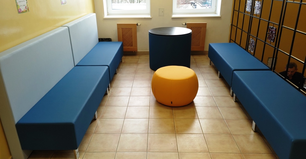 siedziska pufy na korytarzu w szkole muzycznej